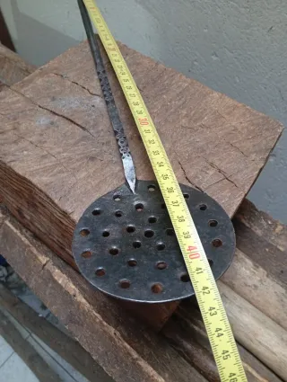 Pieza forja antigua cincelada