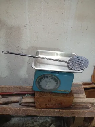 Pieza forja antigua cincelada