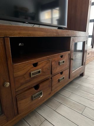 Mueble TV de la casa Banak -madera y cristal