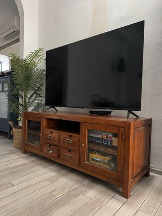 Mueble TV de la casa Banak -madera y cristal