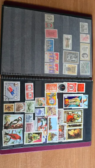 Álbum de sellos con sellos de Rumanía y Checoslova