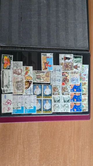 Álbum de sellos con sellos de Rumanía y Checoslova