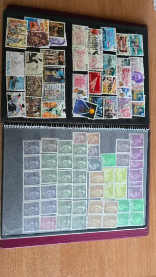 Álbum de sellos con sellos de Rumanía y Checoslova