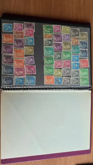 Álbum de sellos con sellos de Rumanía y Checoslova