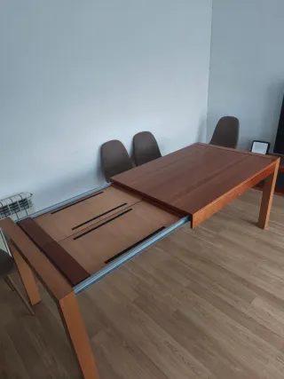 Mesa de comedor de madera