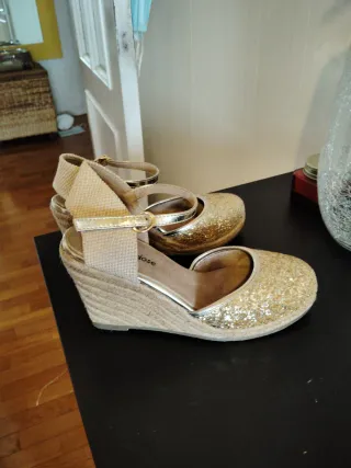 Sandalias doradas Le Capricciose Talla 38