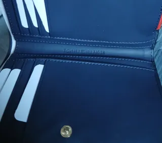 Cartera Tommy Hilfiger Roja con Detalle Dorado