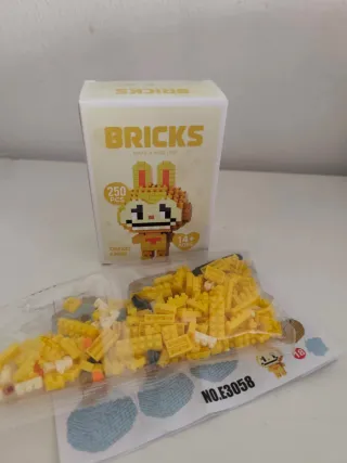 Labubu Bricks amarillo pie
