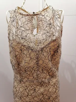 Vestido de encaje champán