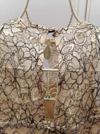 Vestido de encaje champán