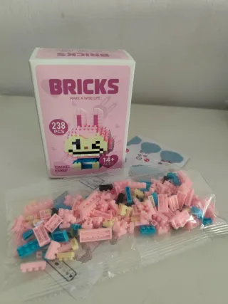 Labubu Bricks rosa sentado