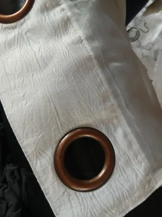 Cortinas con aros blancas y negras.