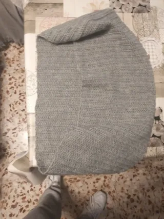 Bufanda tejida gris y otra blanca