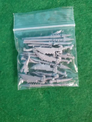 Lote di armi per Warhammer: lance, coltelli e spade per orchi e goblin