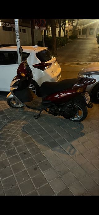 Daelim 125 Scooter Roja y Plata