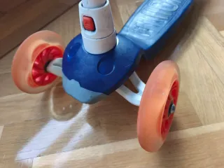 Patinete 3 ruedas con luces y de tres alturas