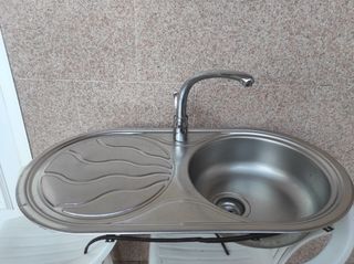 Fregadero con grifo