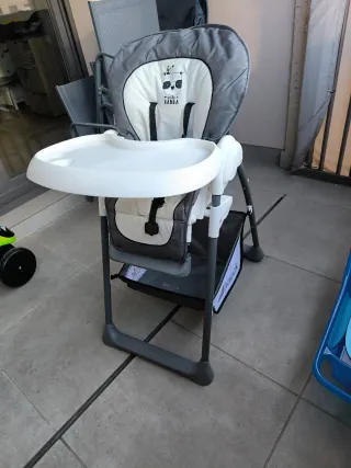 Trona de bebé gris y blanca