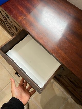 Mueble de madera oscuro