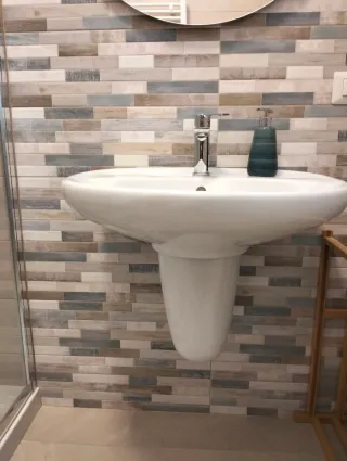 Lavandino e copri sifone in ceramica