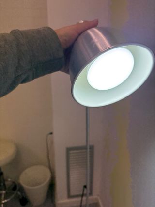 Lámpara de pie metálica plateada