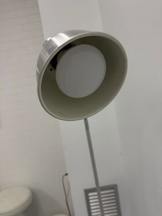 Lámpara de pie metálica plateada