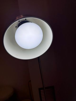 Lámpara de pie metálica plateada