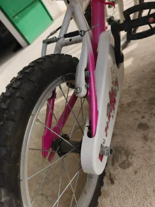 Bicicleta infantil rosa y blanca