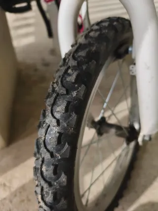 Bicicleta infantil rosa y blanca