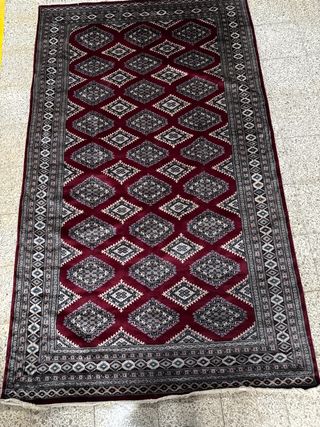 Alfombra de seda roja y gris
