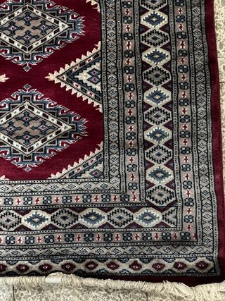 Alfombra de seda roja y gris