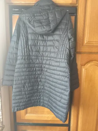 Abrigo ligero acolchado con capucha