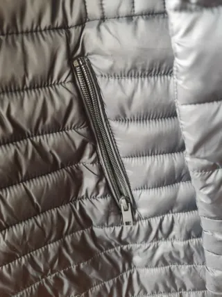 Abrigo ligero acolchado con capucha