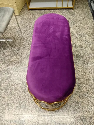 Butaca terciopelo morado y base dorada