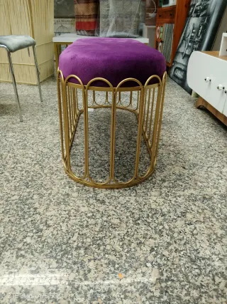 Butaca terciopelo morado y base dorada