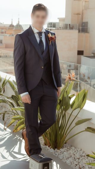 Traje novio Arax Gazzo azul marino pliegue bordado