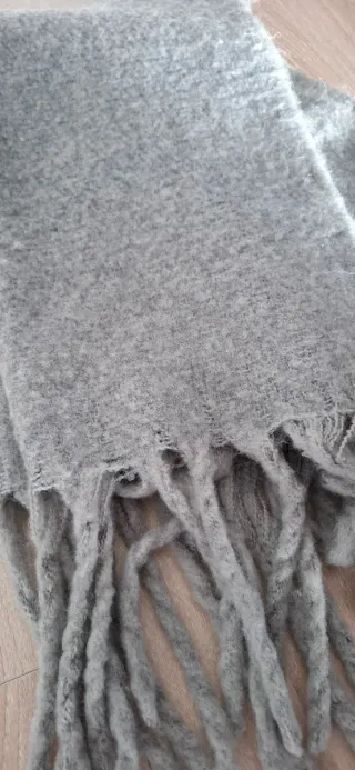 Bufanda grande gris con flecos
