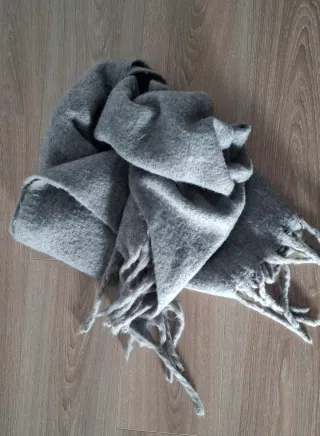 Bufanda grande gris con flecos