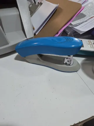 Grapadora azul y gris