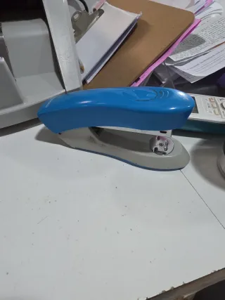 Grapadora azul y gris