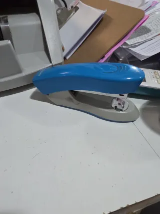 Grapadora azul y gris