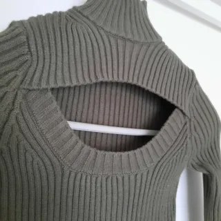 Jersey Bershka verde oscuro talla S