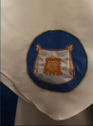 Traje de capucho azul y blanco