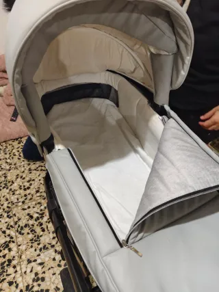 Carrito de bebé gris poco uso