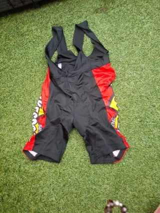 Mono de ciclismo negro y rojo para Eduardo