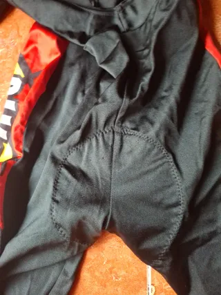 Mono de ciclismo negro y rojo para Eduardo