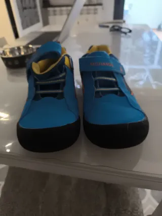 Zapatillas Mishansha Azul y Amarillo. Como nuevas