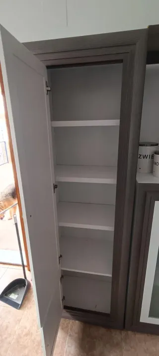 Mueble de salón gris y blanco