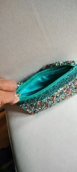 Bolso de mano con abalorios
