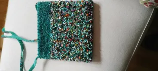 Bolso de mano con abalorios